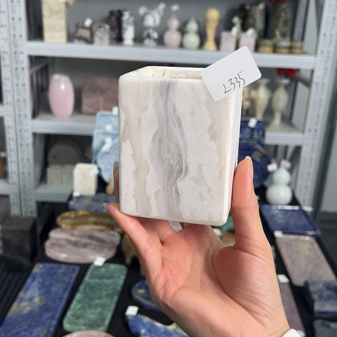 石材笔筒。     335。   微瑕。