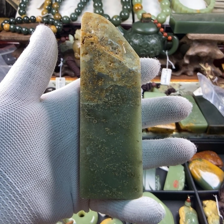 未镶嵌岫岩河磨玉（透闪石质玉）把件桐**志