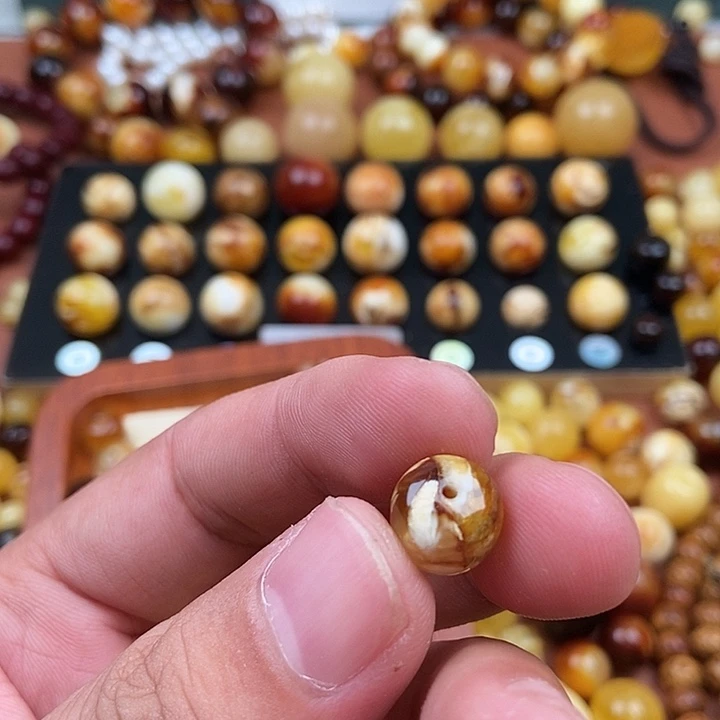 牧***肉未镶嵌琥珀珠宝奇石