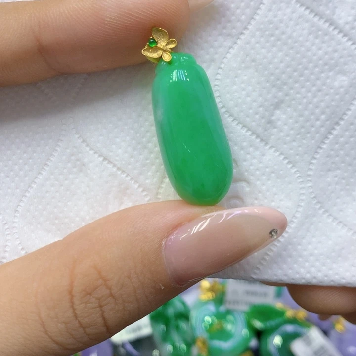 颈饰18K金镶嵌翡翠