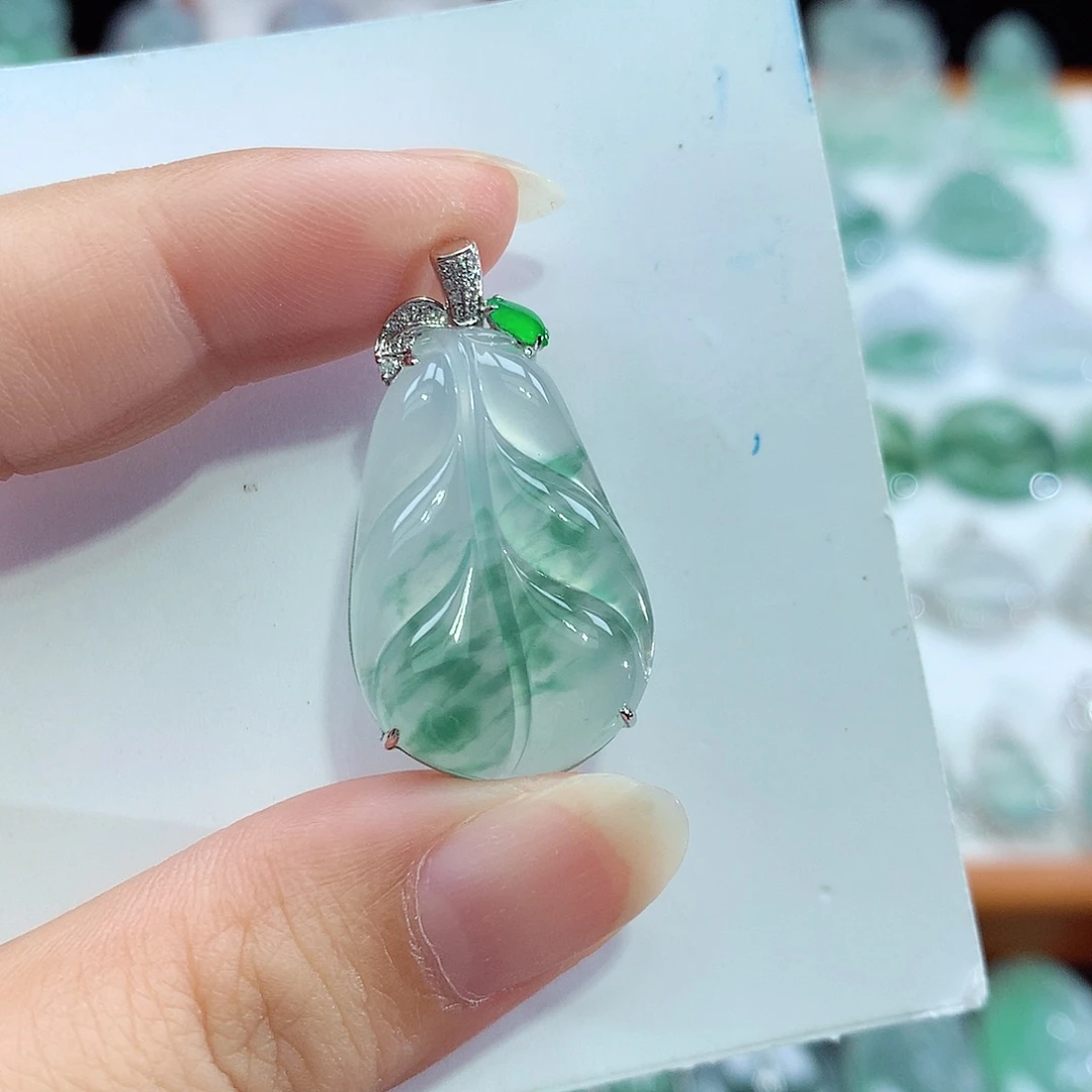 翡翠18K金镶嵌颈饰叶子