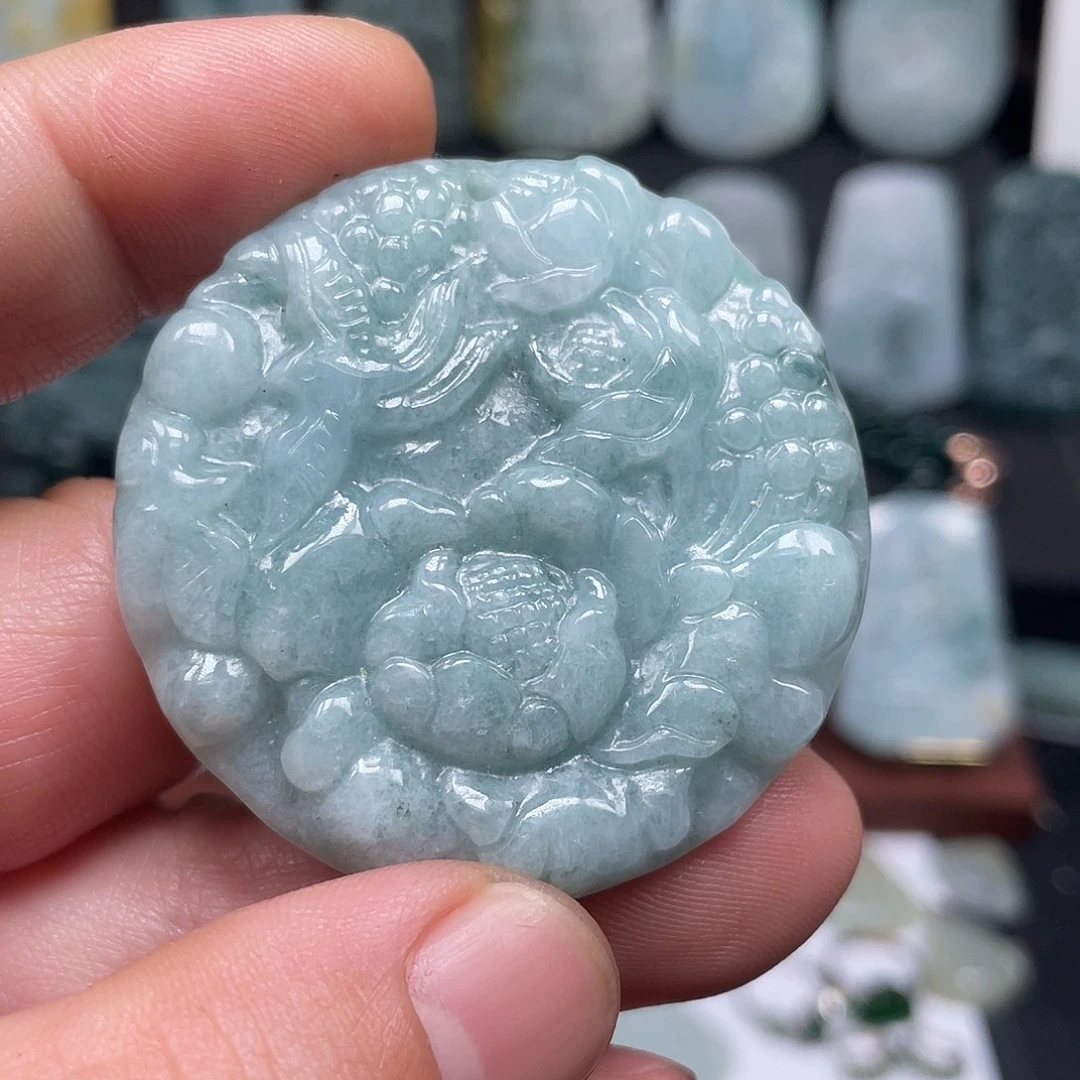 翡翠未镶嵌颈饰喜上眉梢