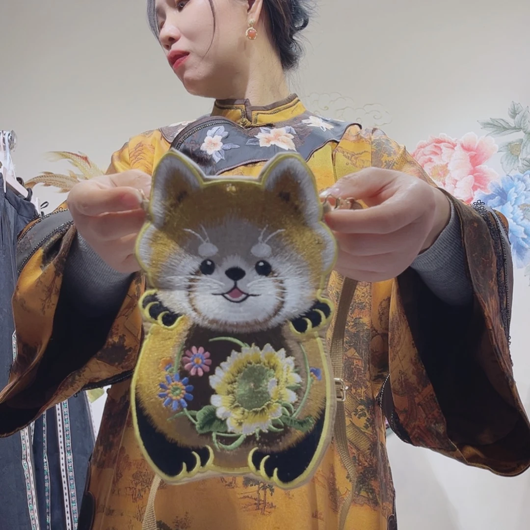 织绣福利品小熊刺绣包