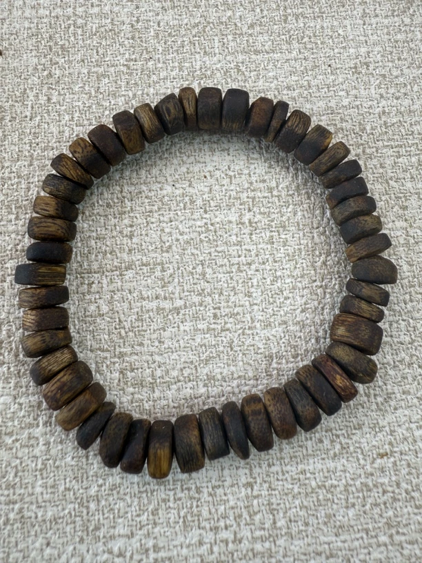 沉香奇楠虫漏手串8MM单圈多样性发一