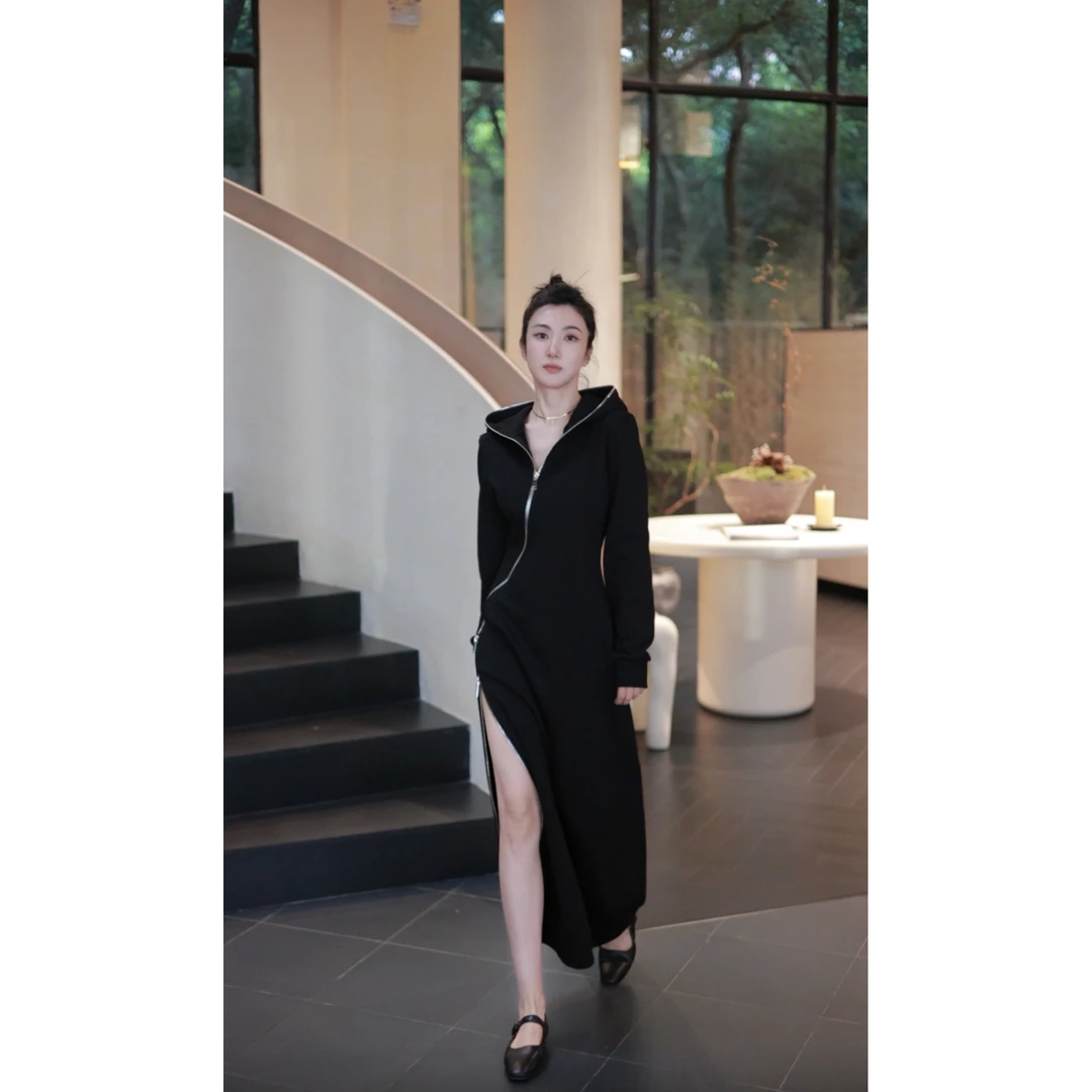 【壁虎姐】早秋新款 黑色秋冬气质调性斜拉链针织连帽长款连衣裙