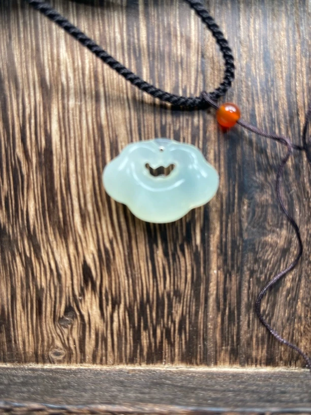 岫玉祥云锁吊坠