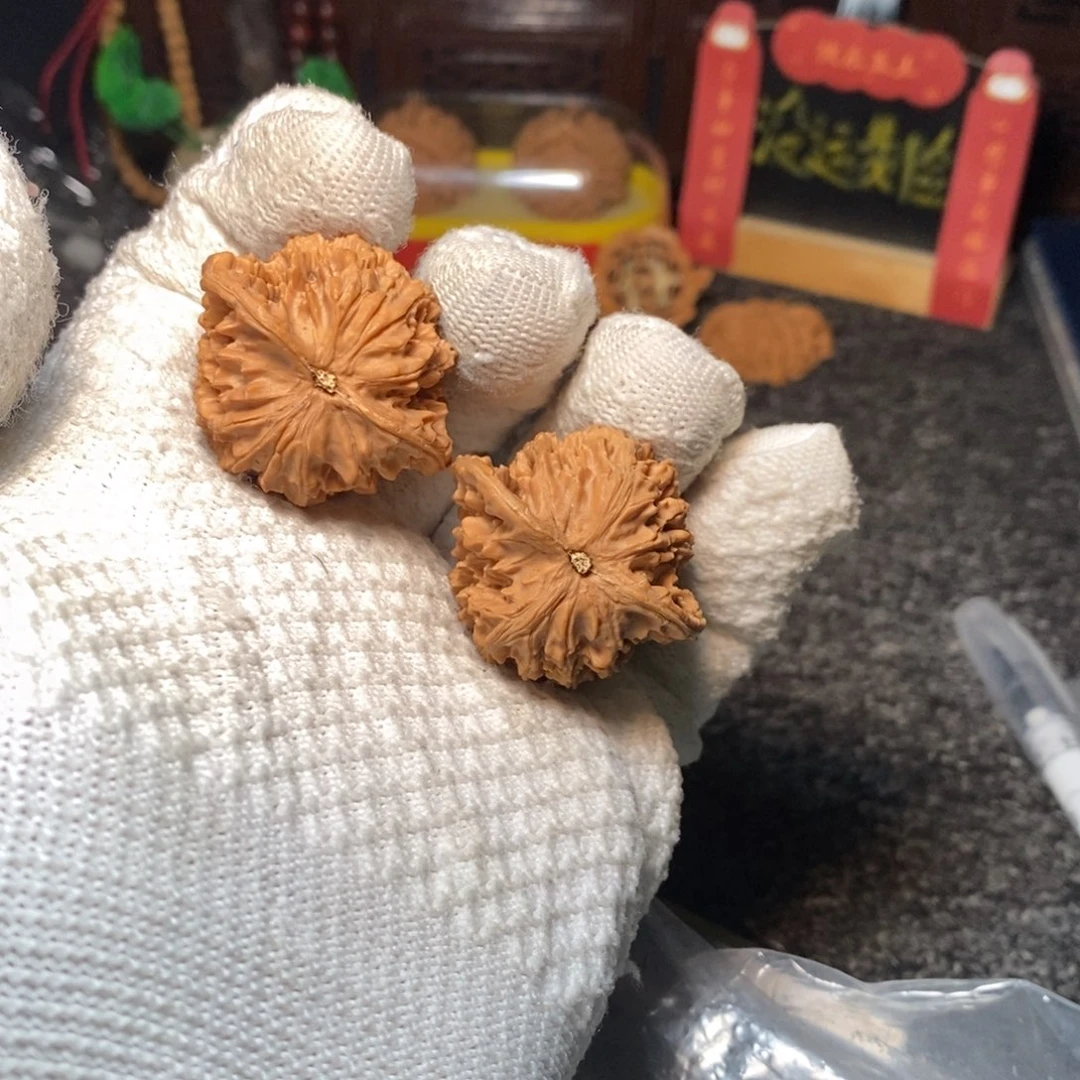 R***雷文玩核桃把件盘龙纹