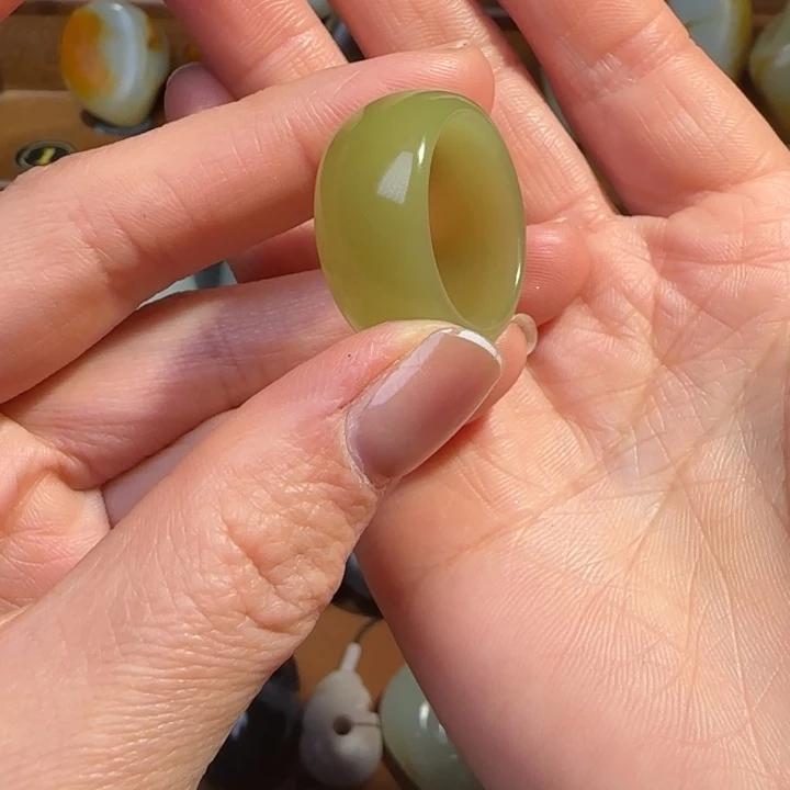 郑***元和田玉未镶嵌颈饰