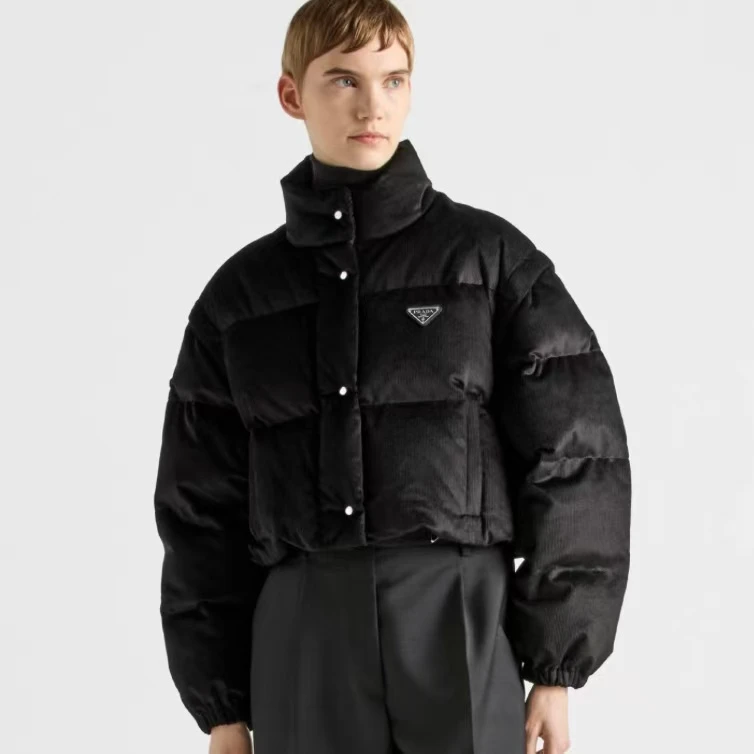 未使用 Prada/普拉达 prada 女款黑色倒三角短款羽绒服