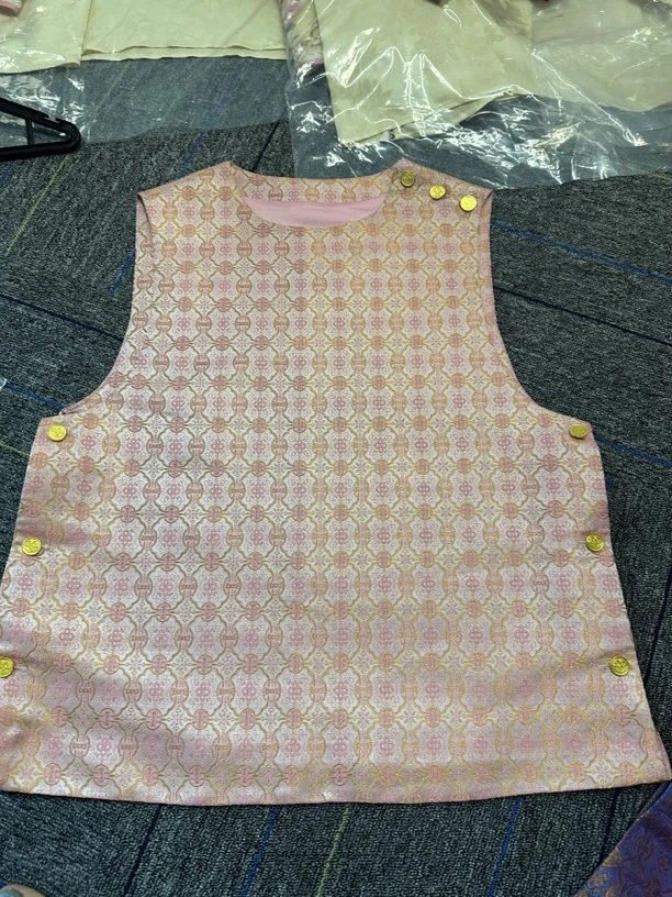 小花家定胜文三色系扣马甲（实物很惊人