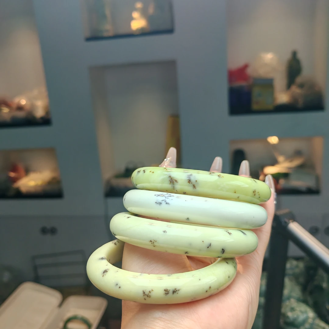 13-14天然岫玉精美飘金钱草手镯（随机发货，其中一个）