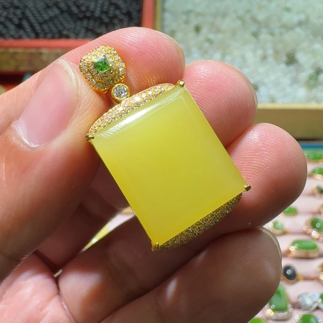 和田玉18K金镶嵌珠宝奇石鸡油黄平安牌