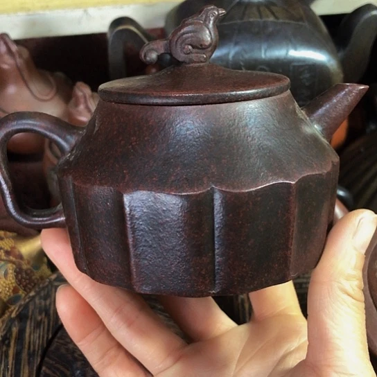 茶壶紫砂原矿泥料手工制作的一把紫砂壶。