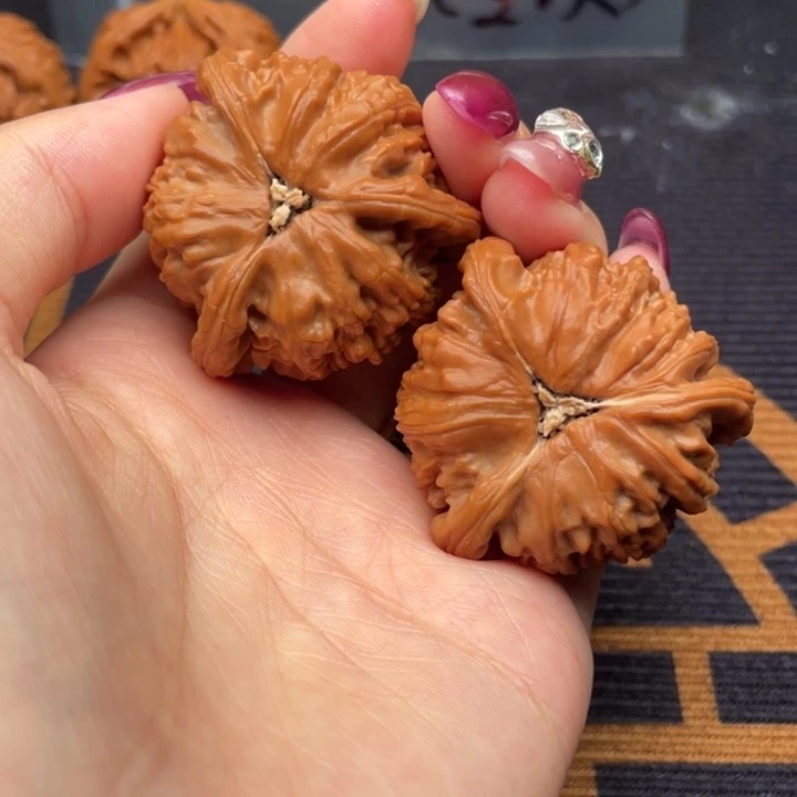 @***称文玩核桃吊坠白狮子