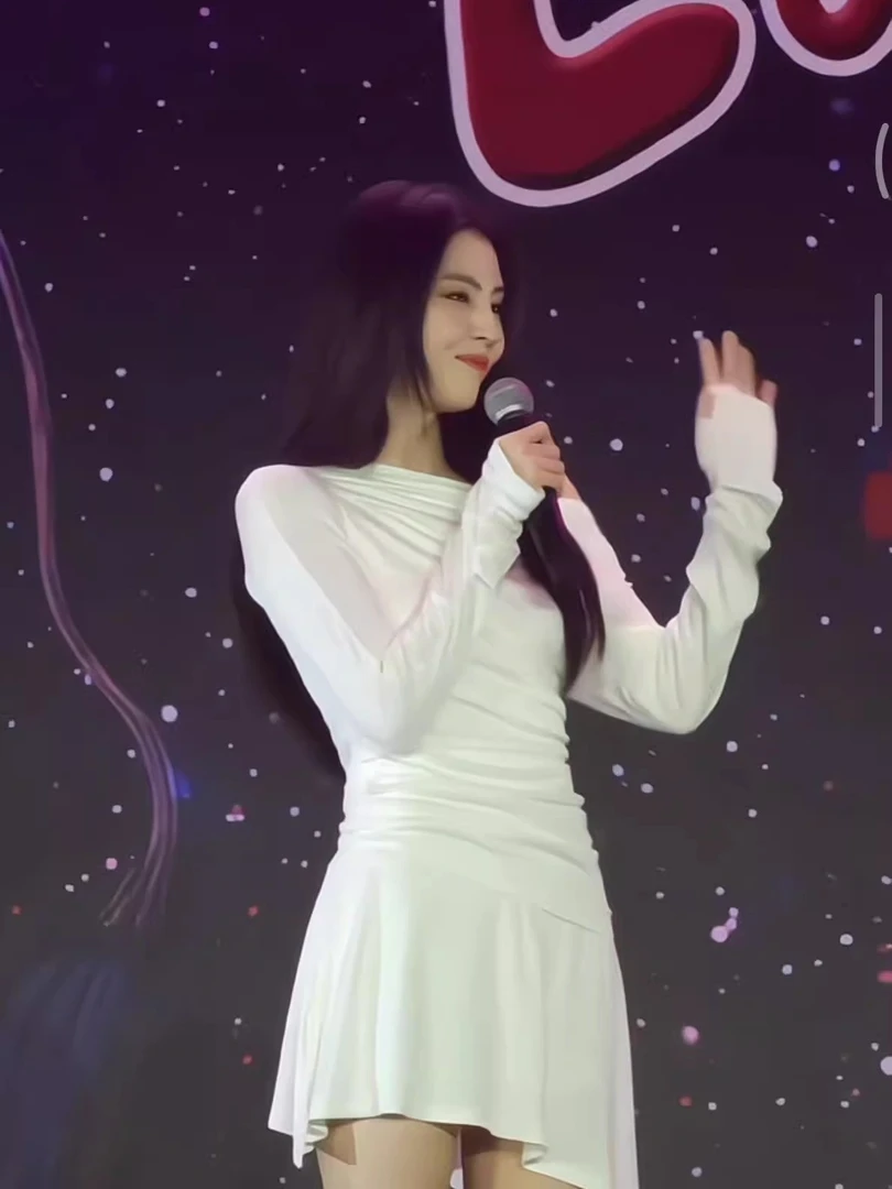 韩素希同款2025年秋季白色斜肩连衣裙高级感不规则设计长袖收腰裙