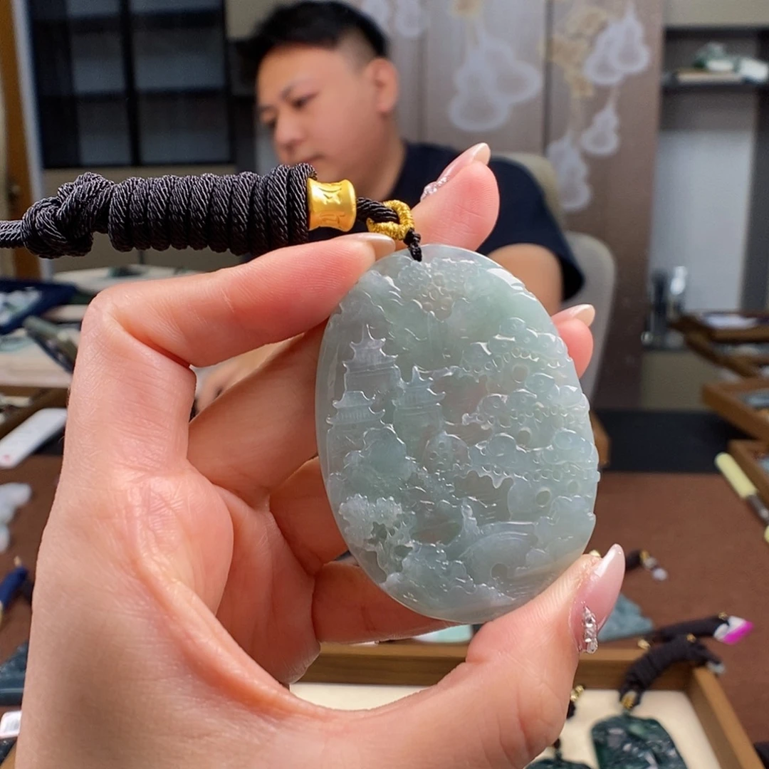 颈饰未镶嵌翡翠?**。一