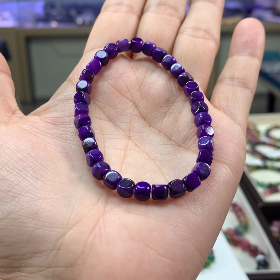 娇***娇未镶嵌苏纪石（舒俱来）手链5左右