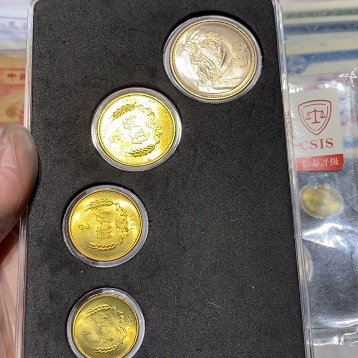 81长城币一套四枚卷拆