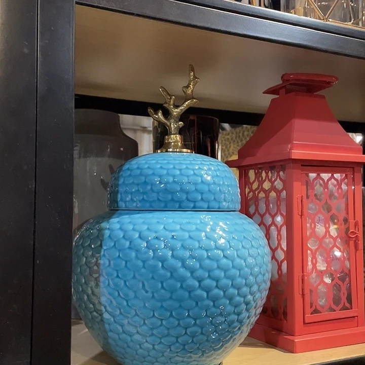 陶瓷花瓶，茶壶茶杯。