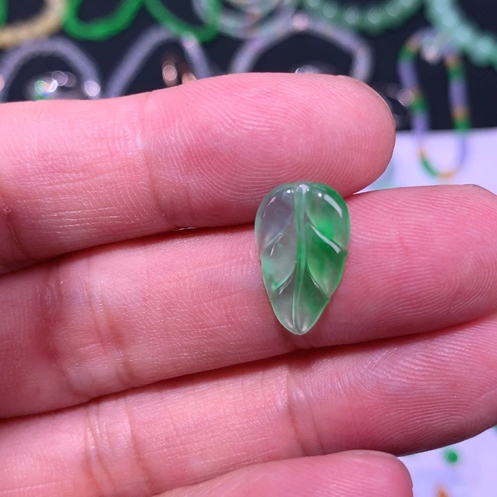 翡翠手镯未镶嵌叶子