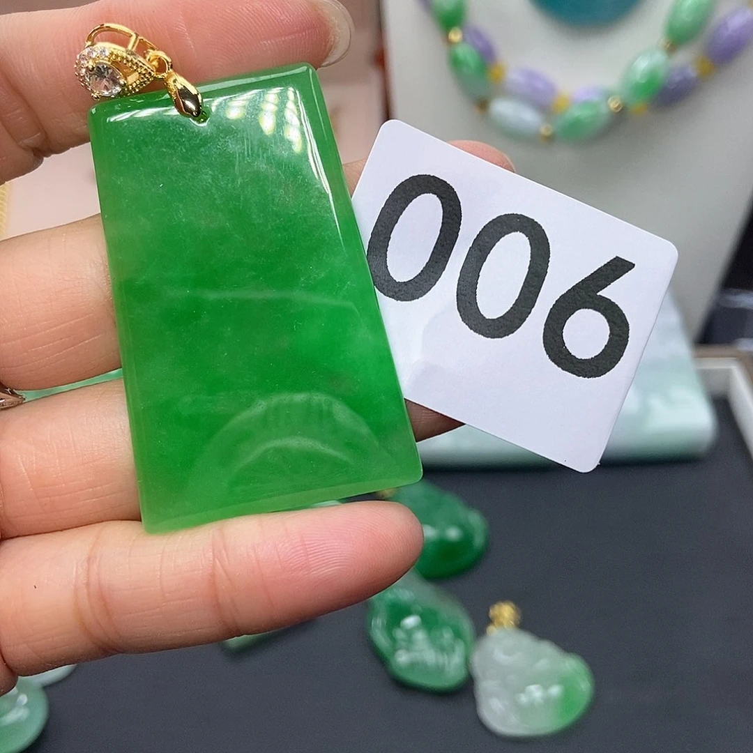 翡翠吊坠(赠链)未镶嵌