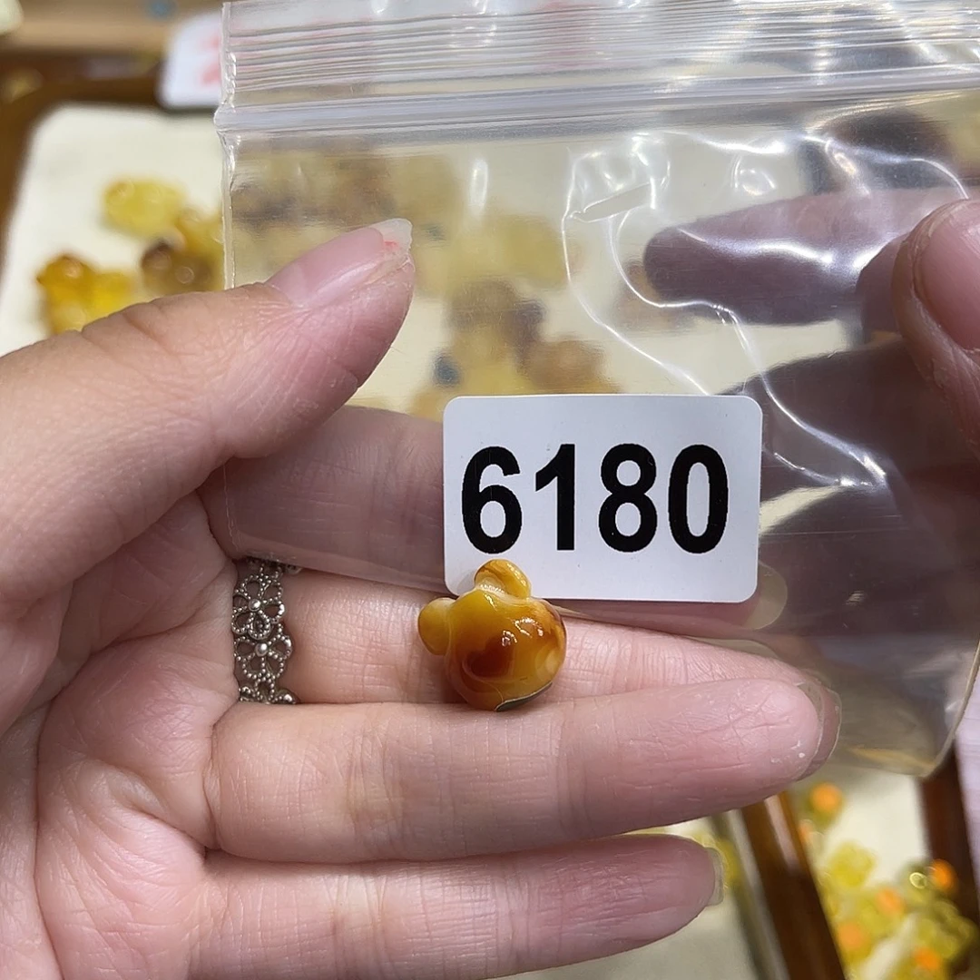 琥珀未镶嵌颈饰蜜蜡