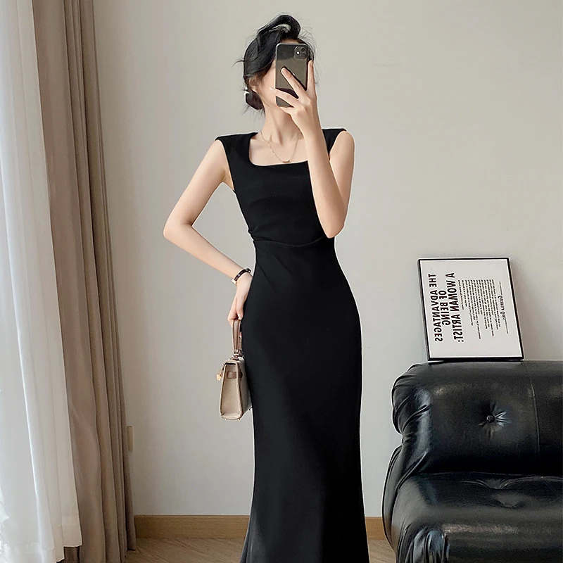 黑色赫本风方领无袖褶皱收腰连衣裙女2025夏季气质包臀长款小黑裙