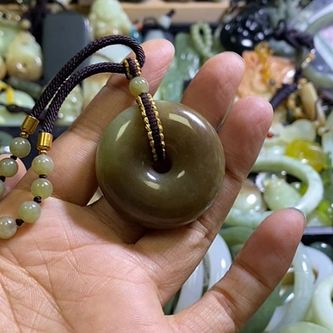 和田玉未镶嵌颈饰一个