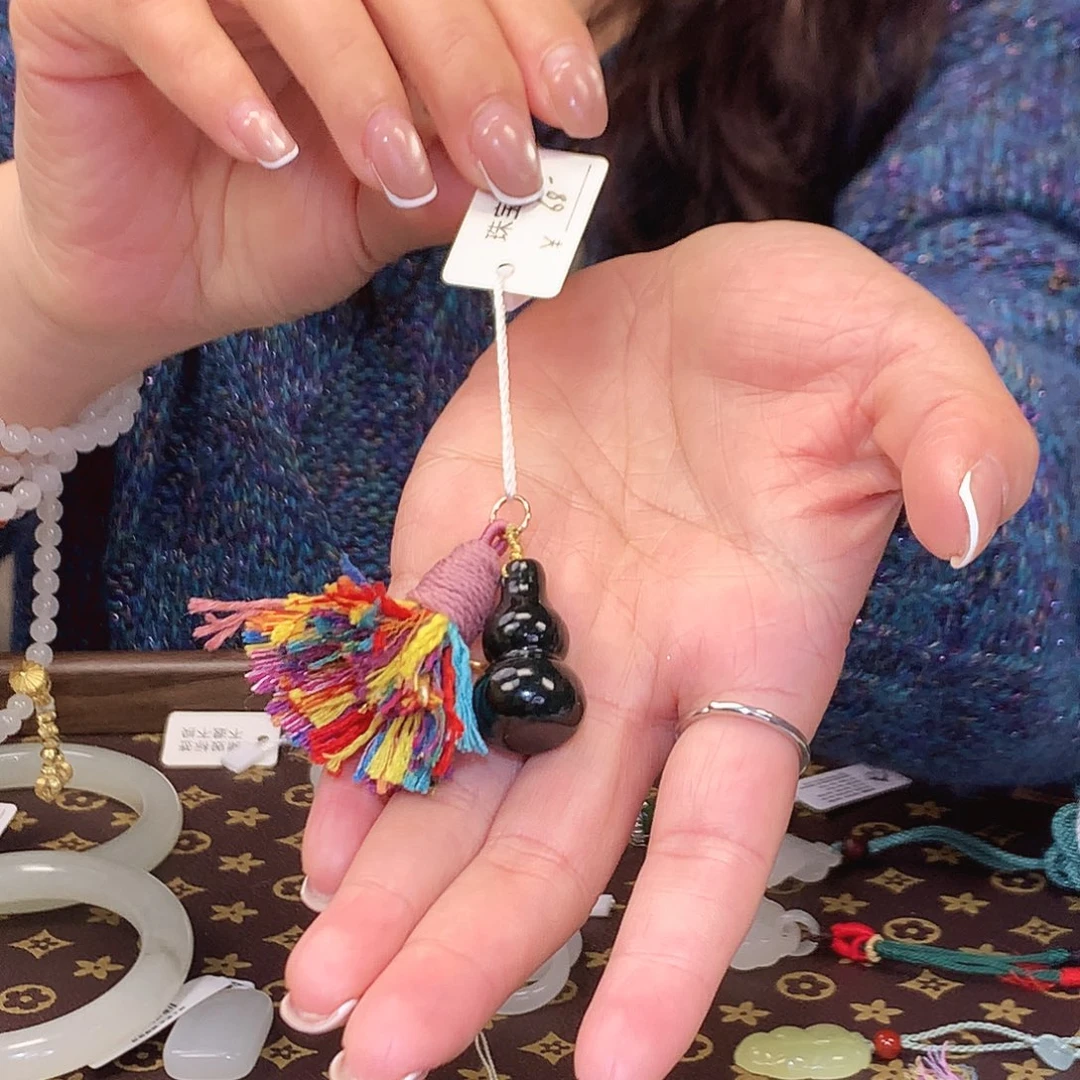 颈饰未镶嵌和田玉（青玉）