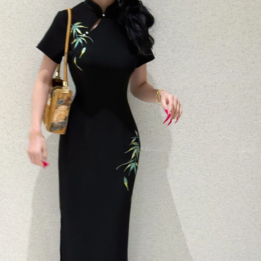 画报夫人刺绣新中式国风女装旗袍连衣裙短袖玉竹全包边连衣裙