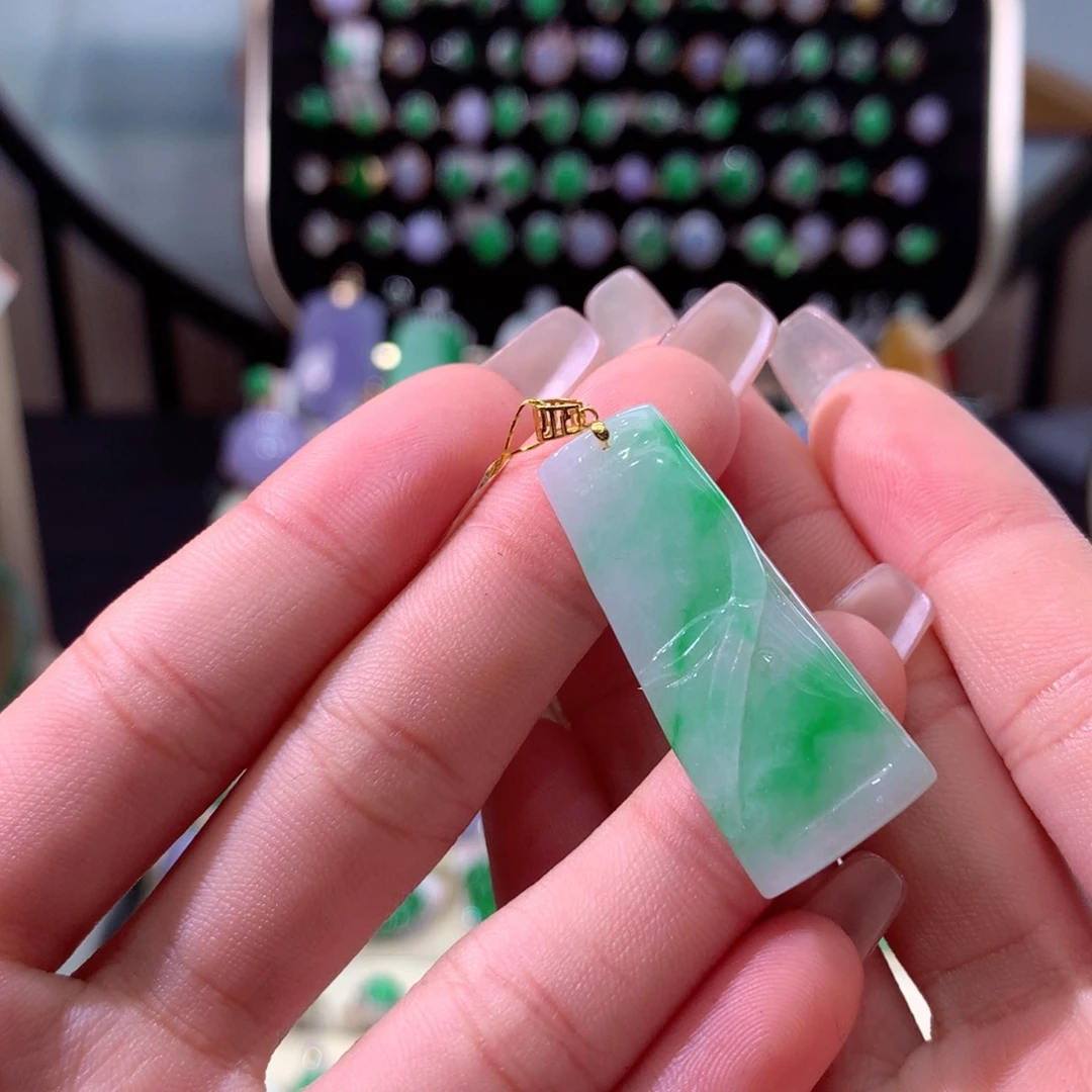 翡翠颈饰18K金镶嵌翡翠