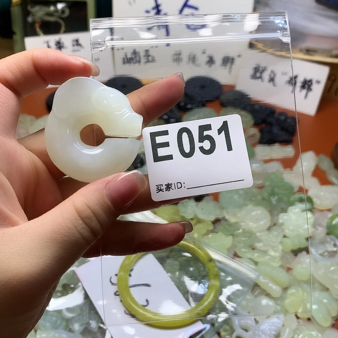蛇纹石玉颈饰合金