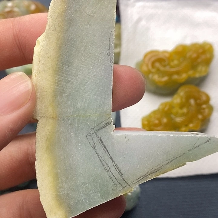 这***哥翡翠未镶嵌颈饰天然缅甸翡翠A货