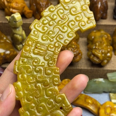 蛇纹石玉未镶嵌颈饰