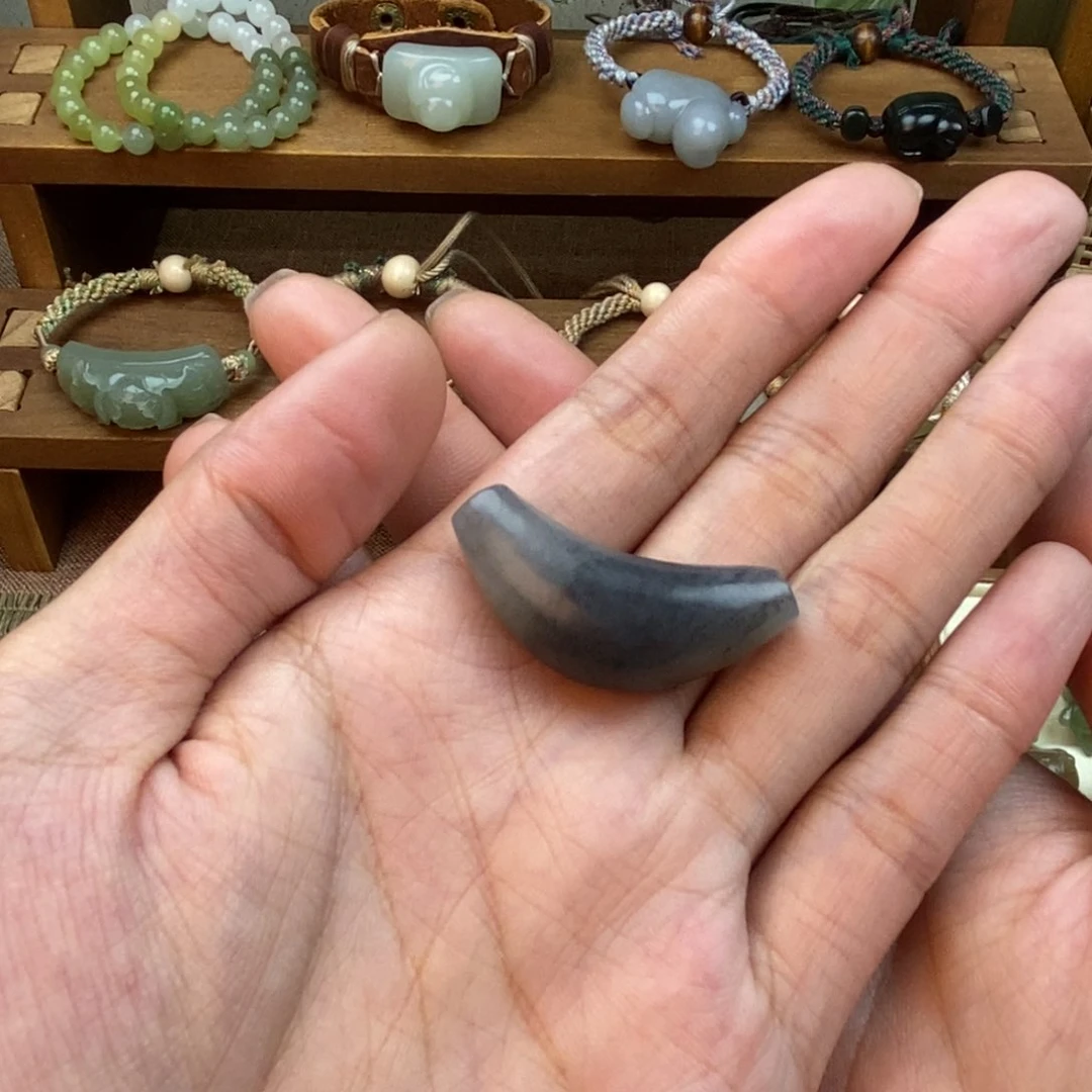 r***米和田玉未镶嵌颈饰