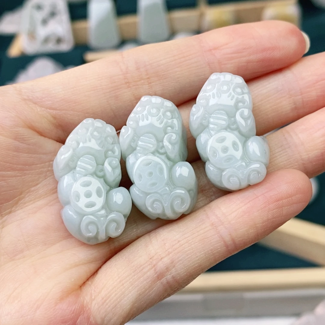 翡翠未镶嵌颈饰貔貅 发货发其一