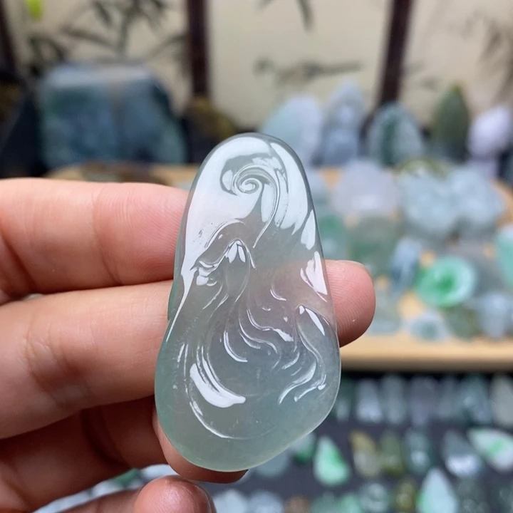 翡翠未镶嵌颈饰如鱼得水