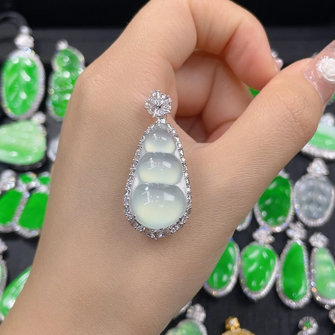 翡翠18K金镶嵌颈饰高冰白冰福豆吊坠