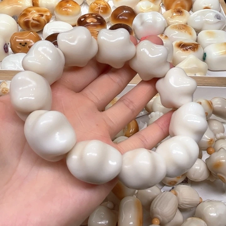 白玉菩提把件5.25.47象牙果原白星星微瑕