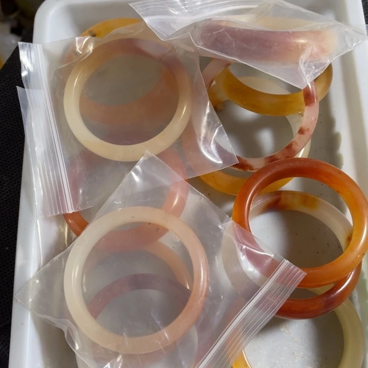 石英质玉未镶嵌颈饰