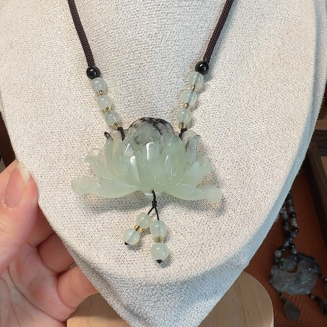 岫玉合金颈饰牡丹花