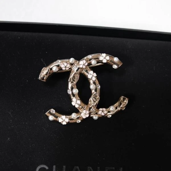 Chanel 珍珠珐琅花朵双C胸针