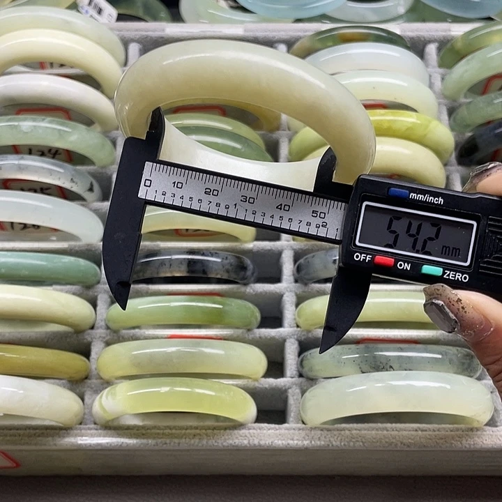 蛇纹石玉未镶嵌手镯131