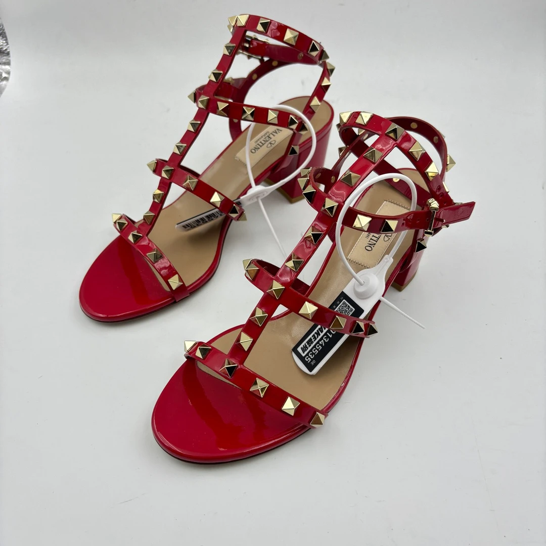 全新未使用 Valentino/华伦天奴 37.5码/华伦天奴铆钉凉鞋/鞋盒