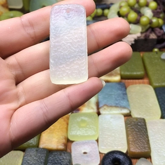 岫玉未镶嵌颈饰笑****奈