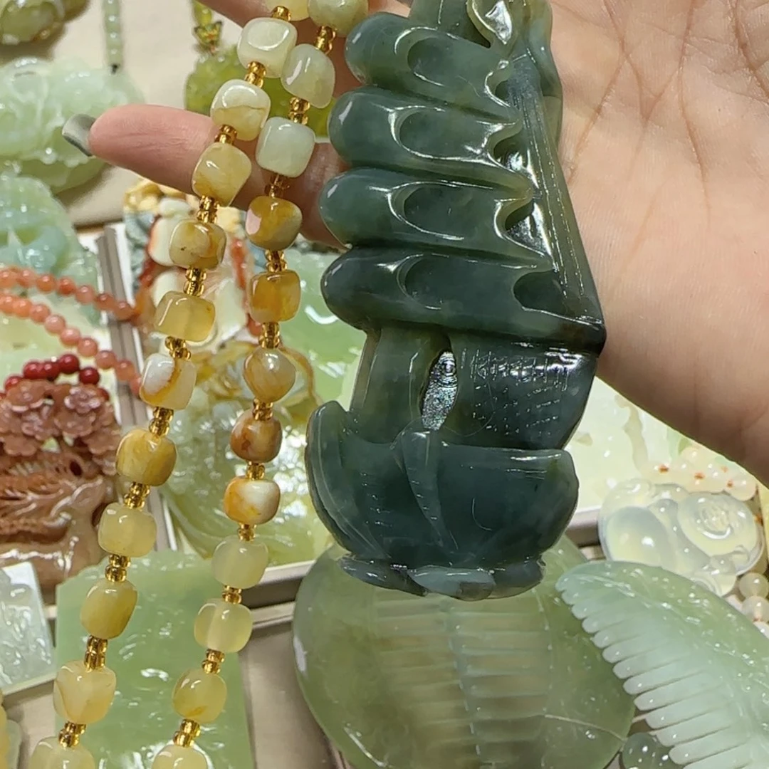 未镶嵌蛇纹石玉吊坠