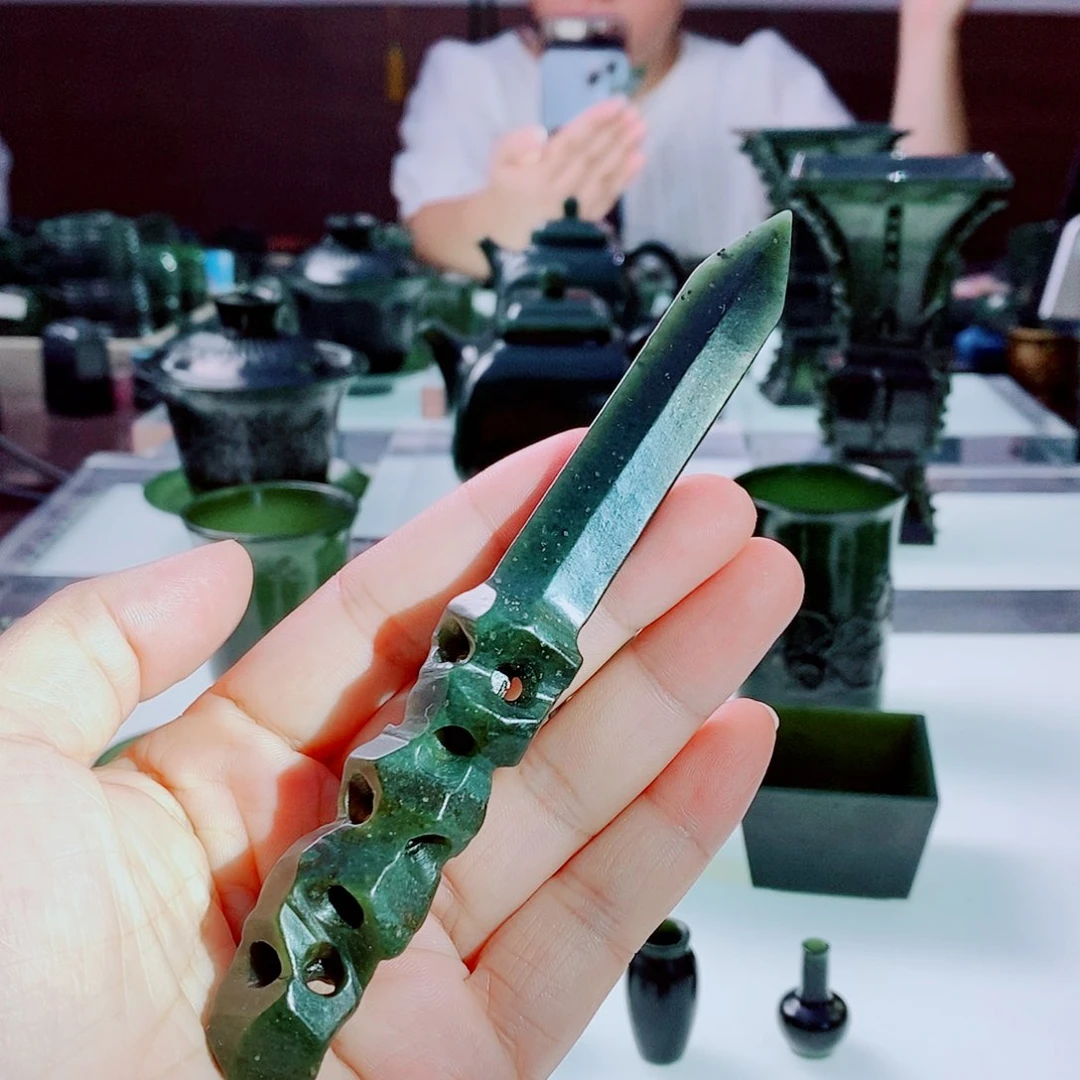 未镶嵌和田玉（青玉）摆件