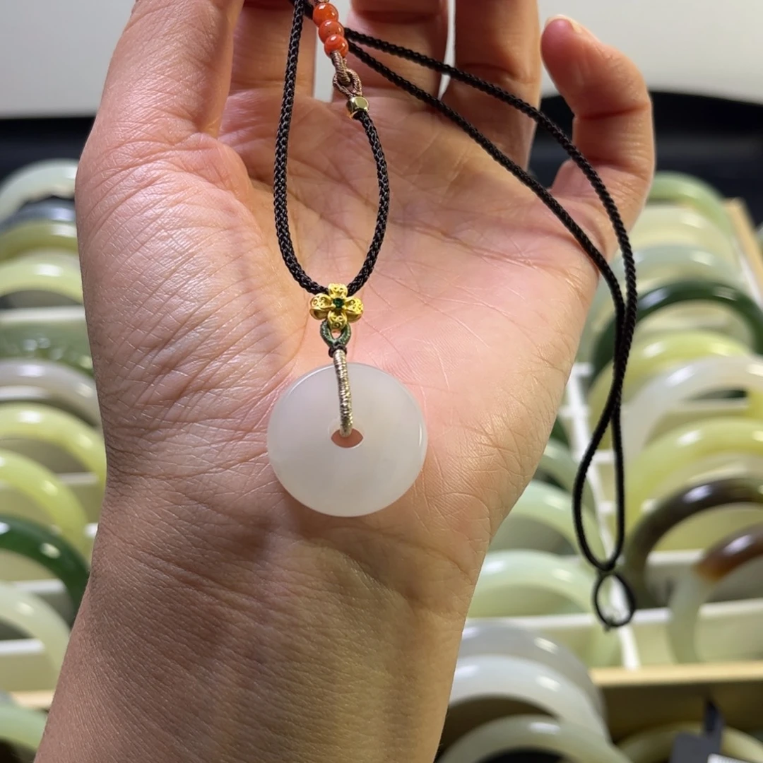 和田玉未镶嵌吊坠(赠链)