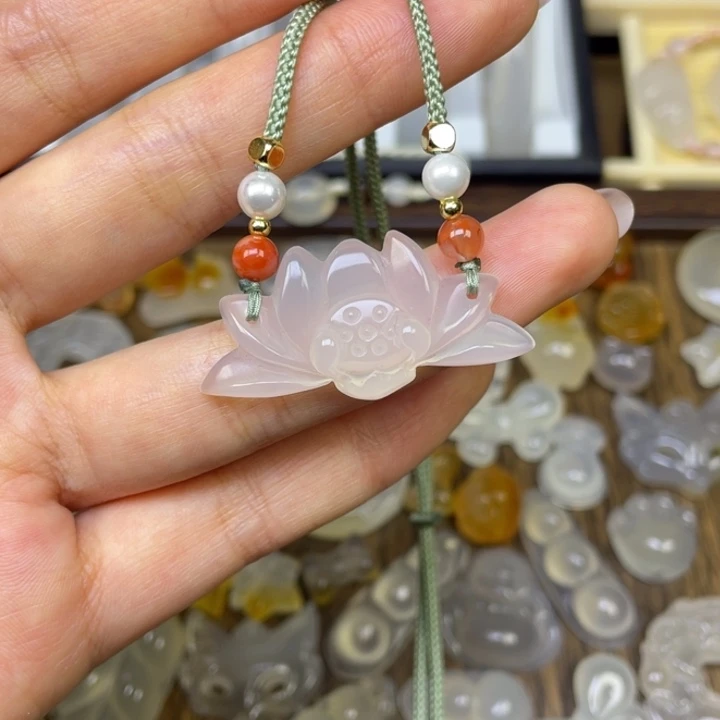 玛瑙/玉髓未镶嵌颈饰莲花
