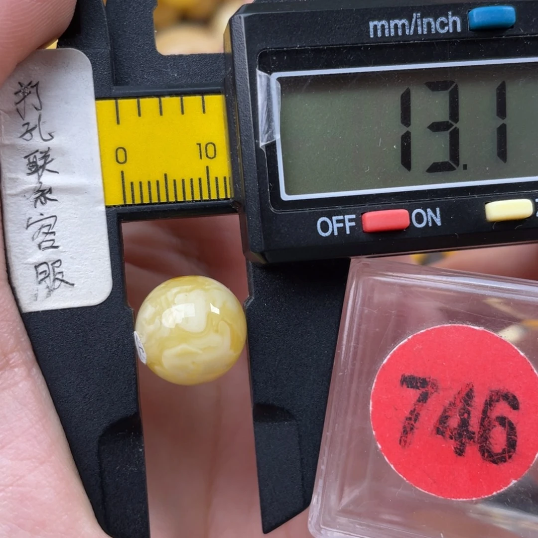 山***行蜜蜡未镶嵌珠宝奇石微瑕